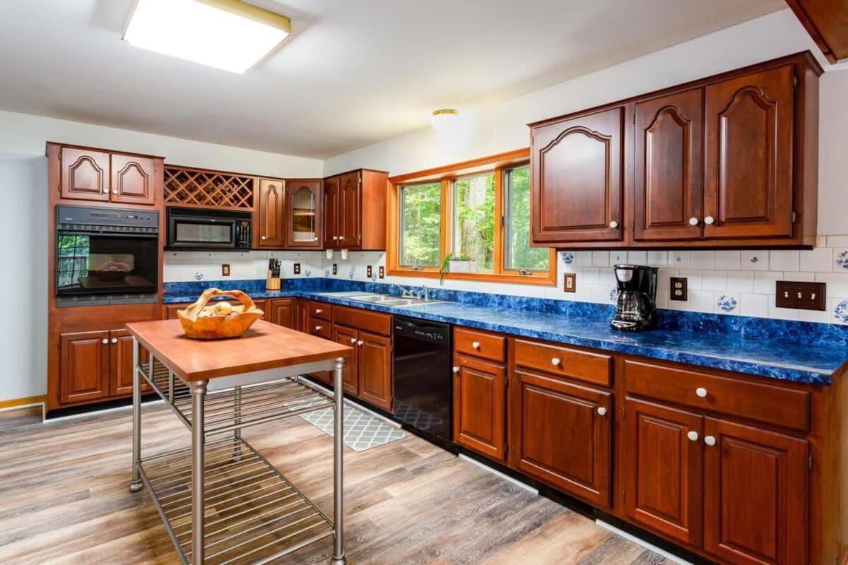 Huge Cabin W Hot Tub, Deck, Grill, Fire Pit, Wifi Berkeley Springs Exteriör bild