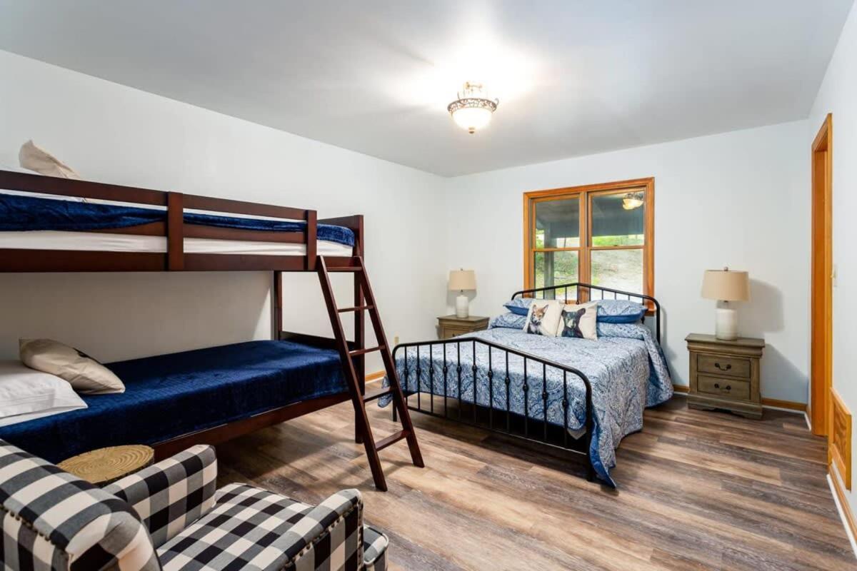 Huge Cabin W Hot Tub, Deck, Grill, Fire Pit, Wifi Berkeley Springs Exteriör bild